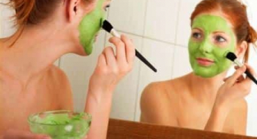 Aplikace receptů na petrželové masky a pleťové vody na stařecké skvrny